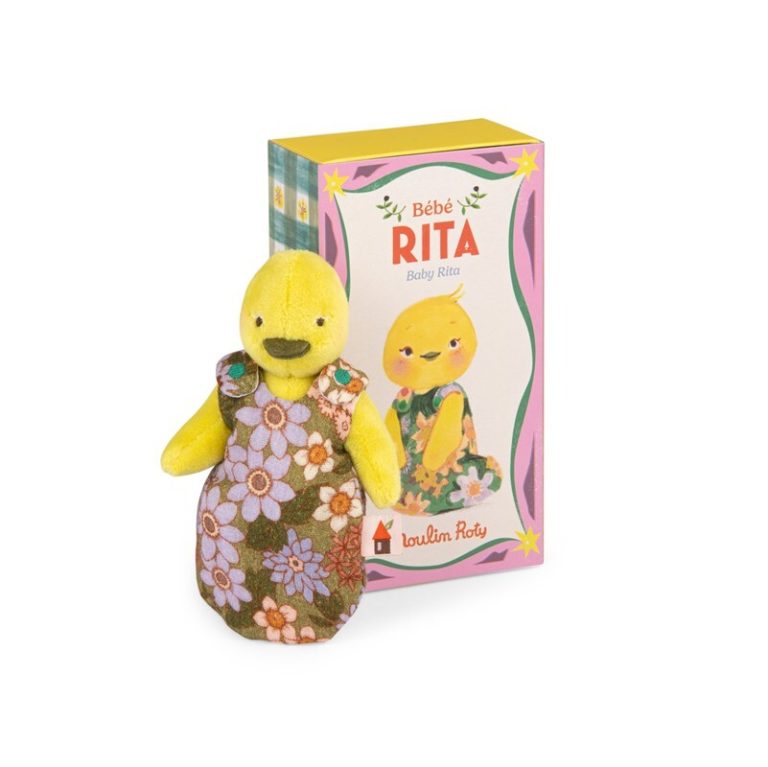 Muñeco de trapo "Bébé Rita" de Moulin Roty, una patita con un vestido de flores presentado fuera de su caja ilustrada de regalo.