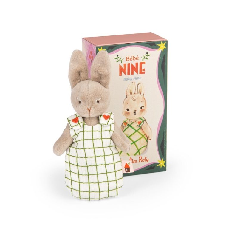 Muñeco de trapo "Bébé Nine" de Moulin Roty, un conejo con un vestido de cuadros, presentado fuera de su caja ilustrada de regalo.
